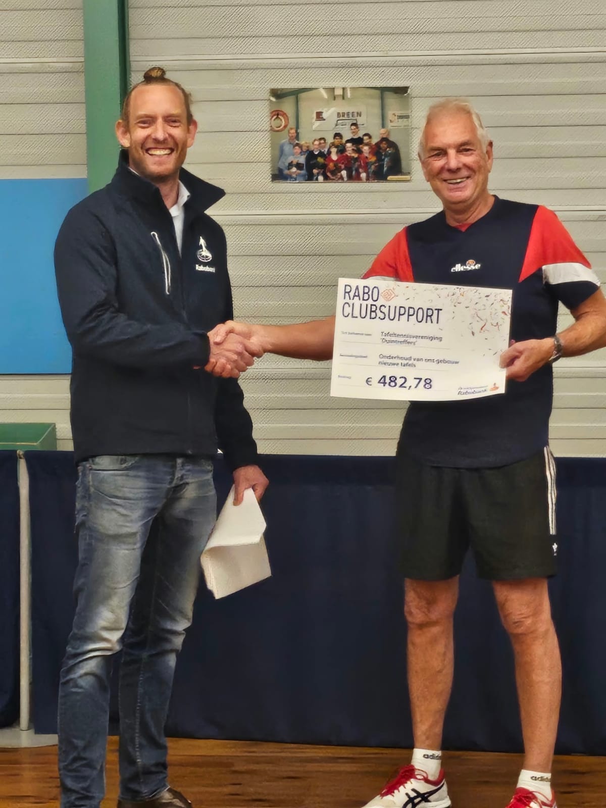 Ron Top neemt de Rabo ClubSupport-cheque van € 482,78 in ontvangst